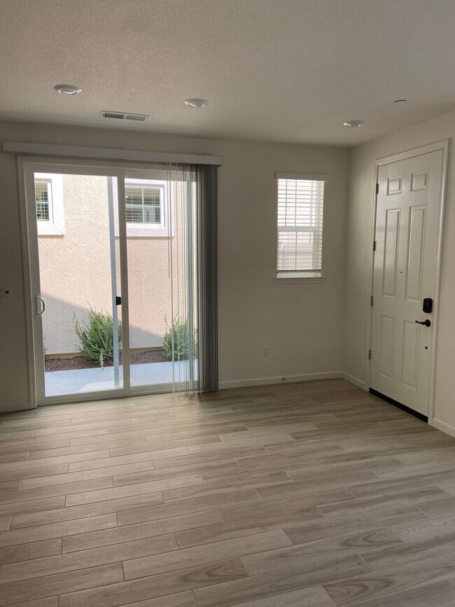 Building Photo - Newer solar home! 3 Bdrm, 3 Bath home off Parkside & Woodcreek Oaks Blvd