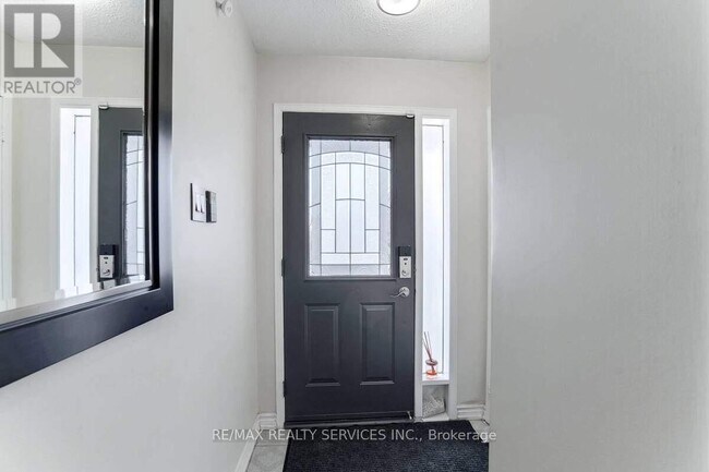 Building Photo - 6888 Dillingwood Dr