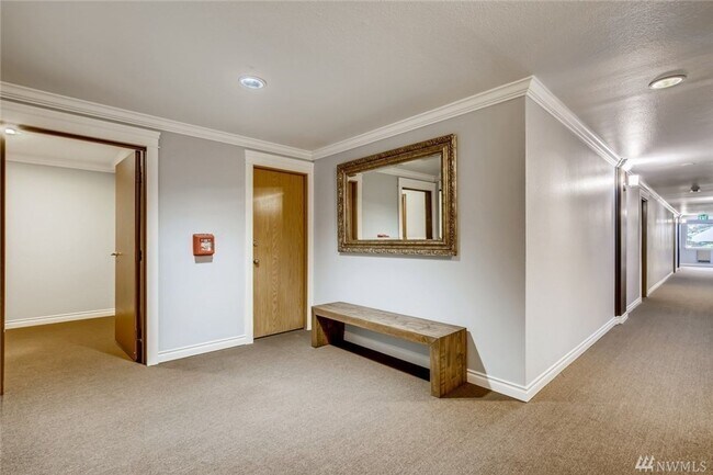 Foto del edificio - 1000.00 RENT CREDIT!! 2 Bedroom Corner Unit, excellent location!!