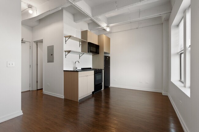 Building Photo - 1325 W Wilson Ave