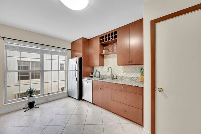 Foto del edificio - 6245 Old Court Rd