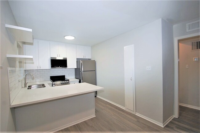 Kitchen with breakfast bar - Pine Village