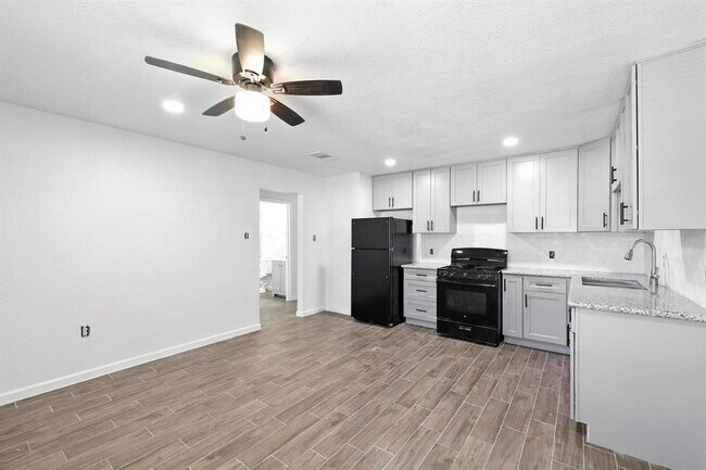 Building Photo - 716 Hargest St