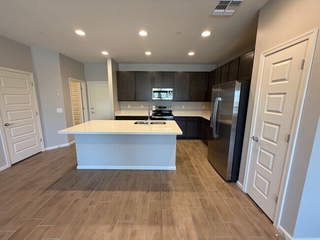 Foto del edificio - Brand New Never Lived in! Location, location, location! Stunning modern style 3 bedroom/2.5 bathr...