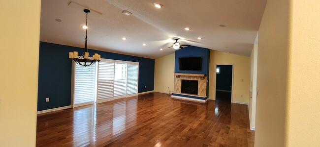 Building Photo - Spacious rental in desirable neighborhood ...