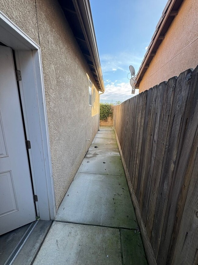 Building Photo - 3 Bedroom Home Now in Avalon Rent Ready!