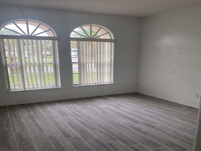 Building Photo - Single Family Home in The Oaks