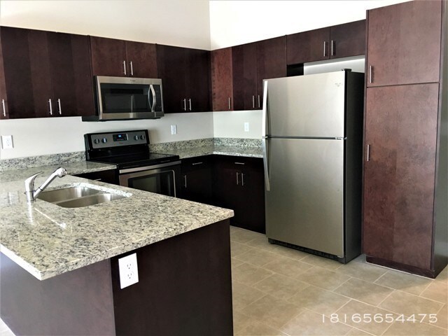 Building Photo - Northland 3 Bed 2 Bath Duplex move in ready!