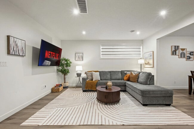 Building Photo - 659 Fraser Vista Northwest