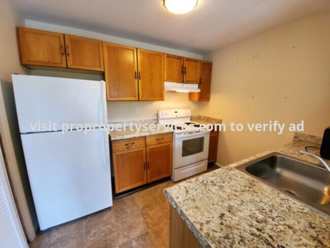 Building Photo - Near Commuter Routes, Shopping & Schools!