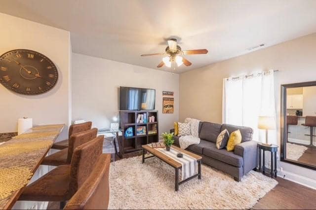 Foto del edificio - 1123 S Tottenham Ct