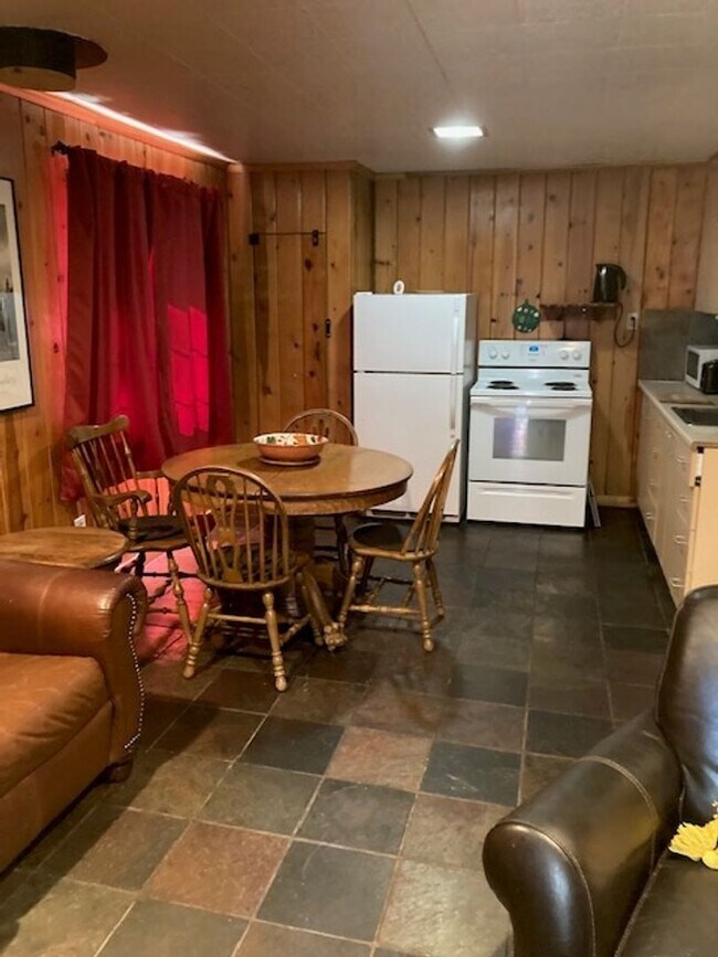 Foto del edificio - *Small Cozy Furnished Cabin*