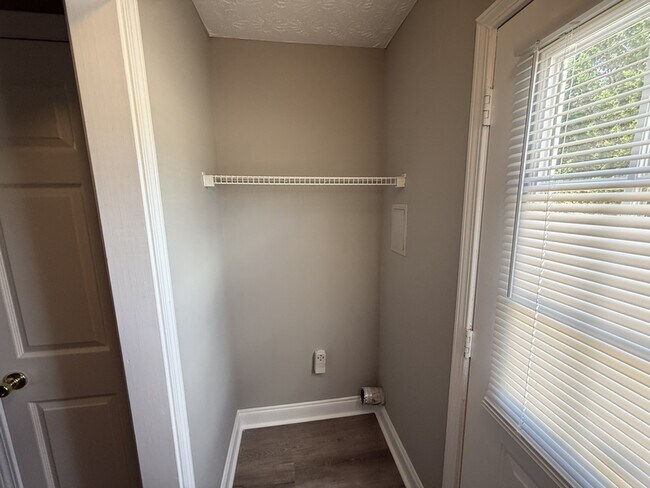Foto del edificio - 225 Westchester Cir