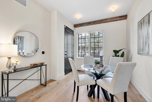 Foto del edificio - 774 Girard St NW