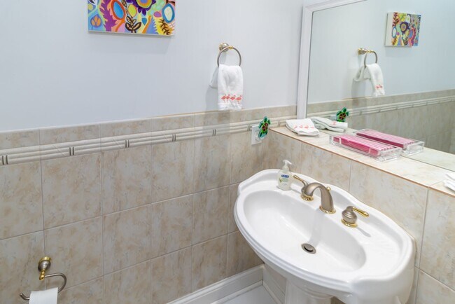 Foto del edificio - Lovely Townhome Available In Yacht Cove