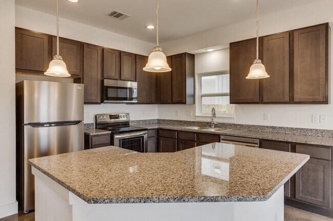 Building Photo - 206 Topaz Dr