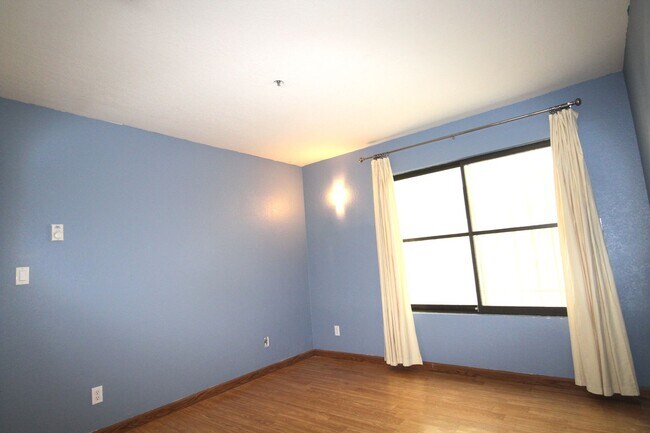 Building Photo - 2bed/2bath unit. In-unit laundry! GREAT WA...