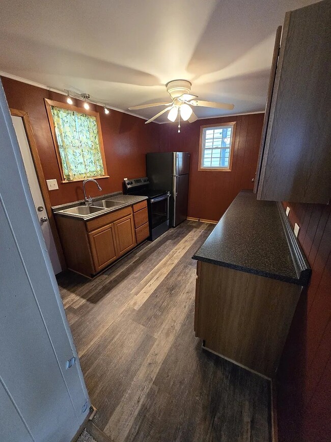 Building Photo - 992 W Pike St