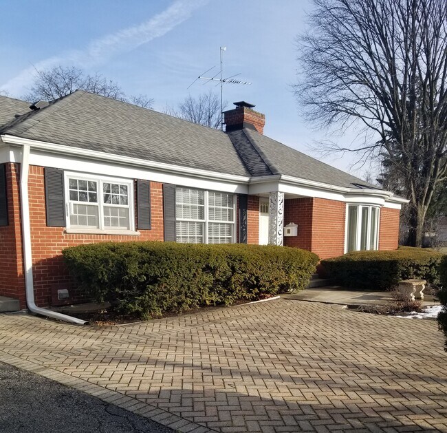 Building Photo - 1600 Glenview Rd