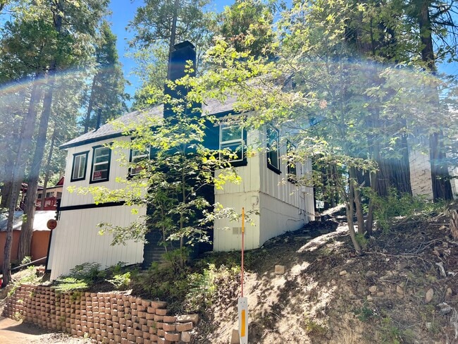 Building Photo - 838 Lakeview Ln