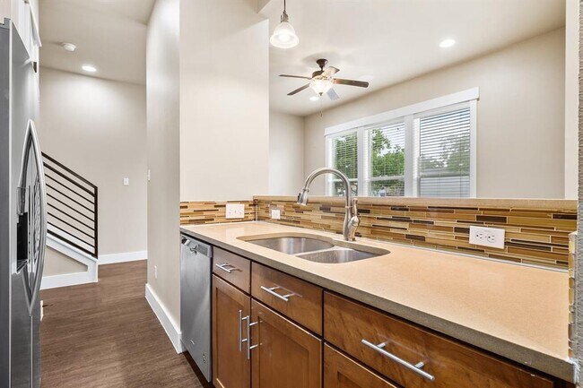 Foto del edificio - 1704 Cedar Bend Dr