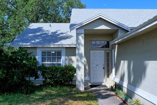 Foto del edificio - 3 bed 2 bath single family home with 2 car...