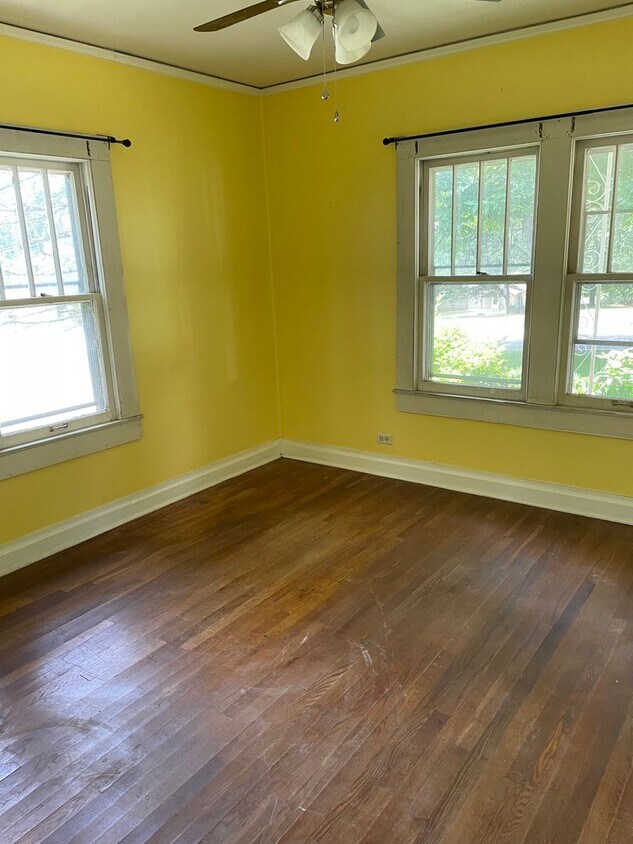 Building Photo - 2 bed 1 bath cottage available July 2nd!
