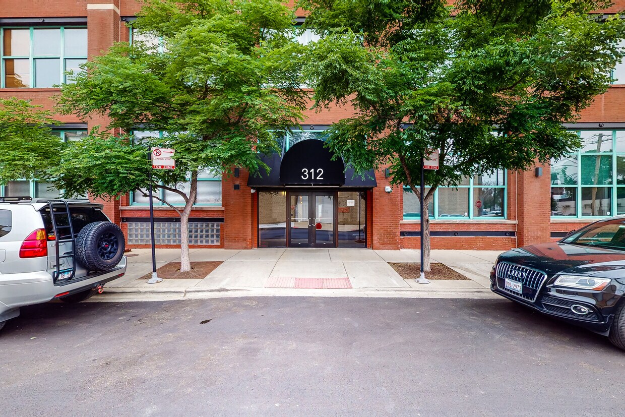 Primary Photo - 312 N May St