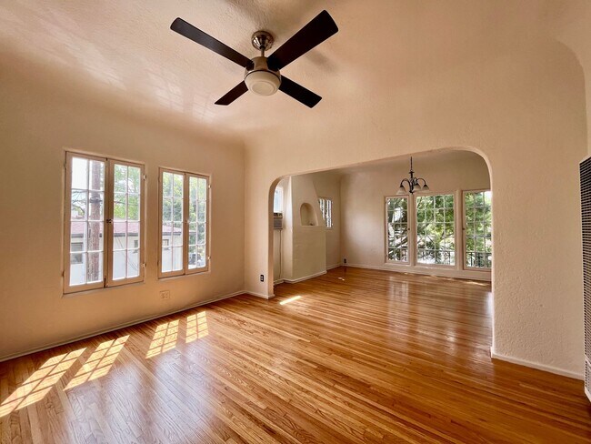 Foto del edificio - Spanish charm Large and bright hardwood fl...