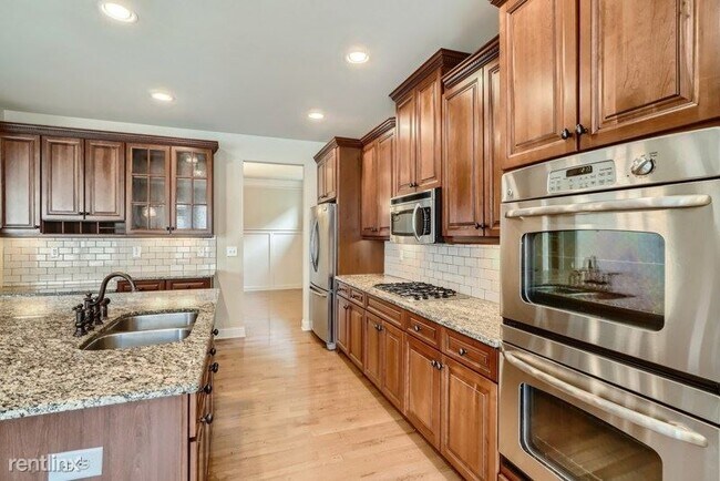 Building Photo - 4 br, 3.5 bath House - 2294 Lake Cove Cour...