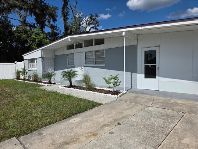 Foto del edificio - 1103 Teakwood Ave