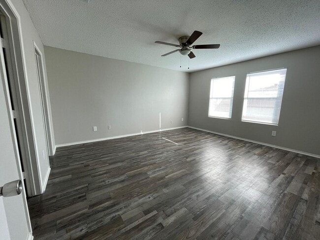 Foto del edificio - 5013 Waterford Dr