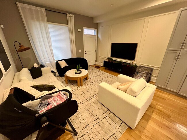 Foto del edificio - Stunning 3-Bedroom Townhome in the Heart of Fishtown! Finished Basement and Private Rooftop Deck!...