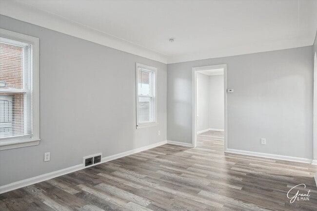 Building Photo - $1300 3 bedroom
