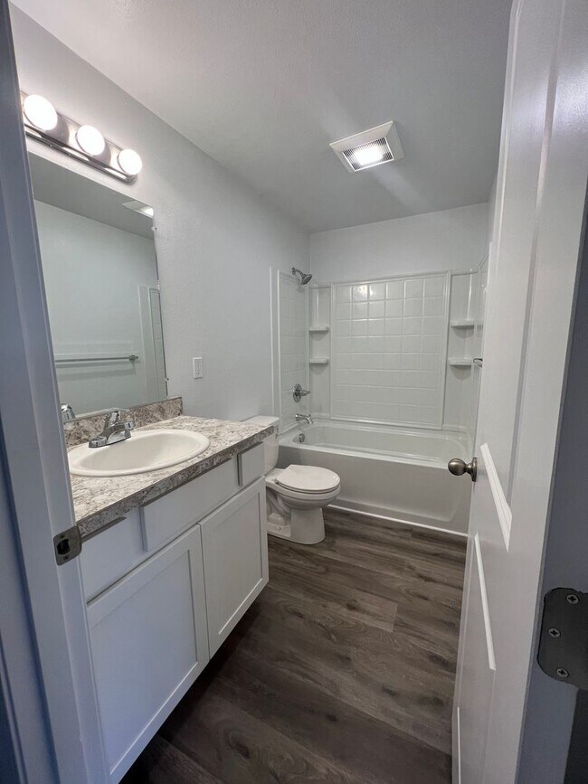 Foto del edificio - 2 Bedroom 1.5 Bathroom Apartment - Close t...