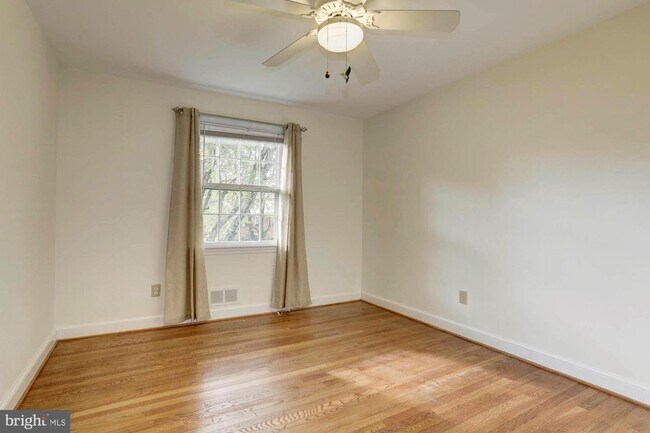 Building Photo - 5601 Knollwood Rd