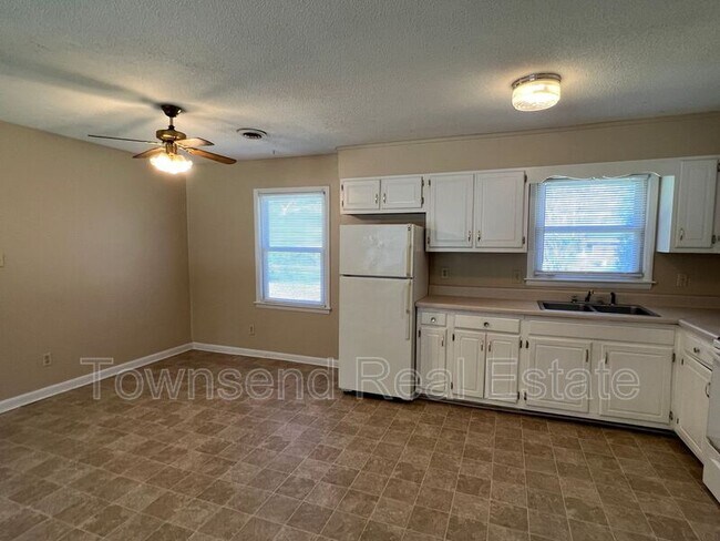 Building Photo - 5675 Livingston Dr