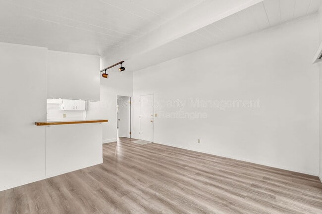 Building Photo - 215 Willow St