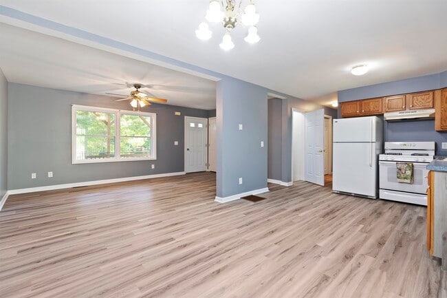 Building Photo - 13 Blue Boar Ln