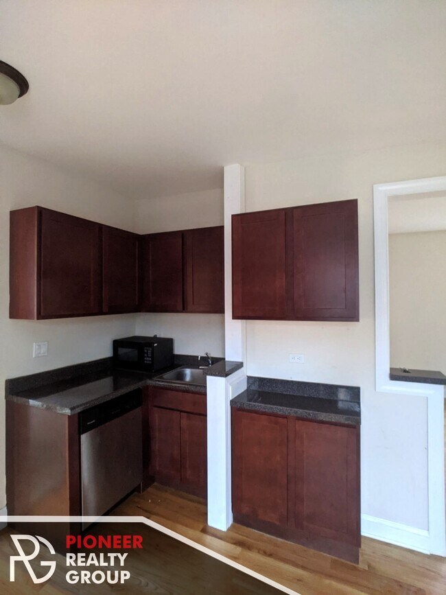 Foto del edificio - 3721 N Pine Grove Ave