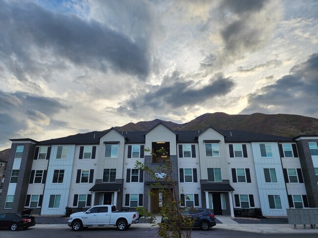 Building Photo - 4735 S Alder Dr