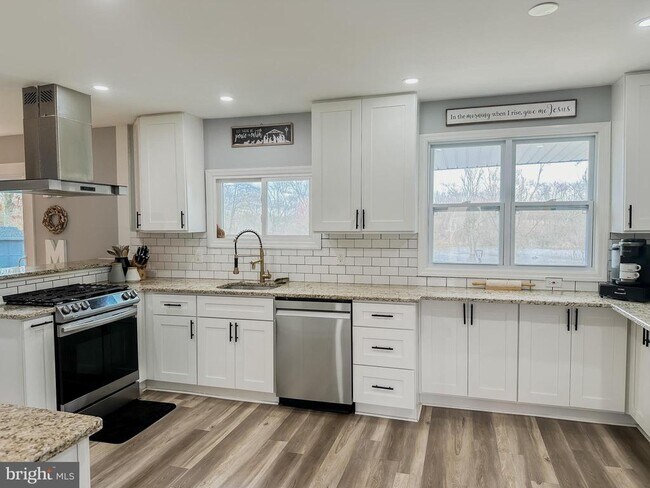 Building Photo - 730 Willow Dr