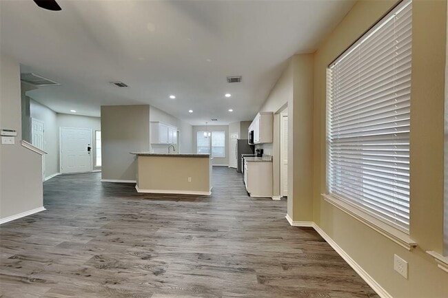 Building Photo - 26953 Kings Crescent Dr