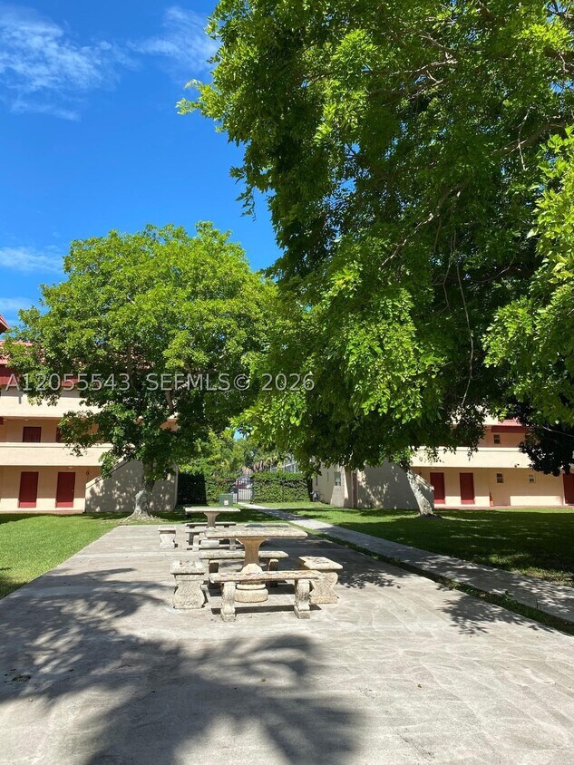 Foto del edificio - 10901 N Kendall Dr
