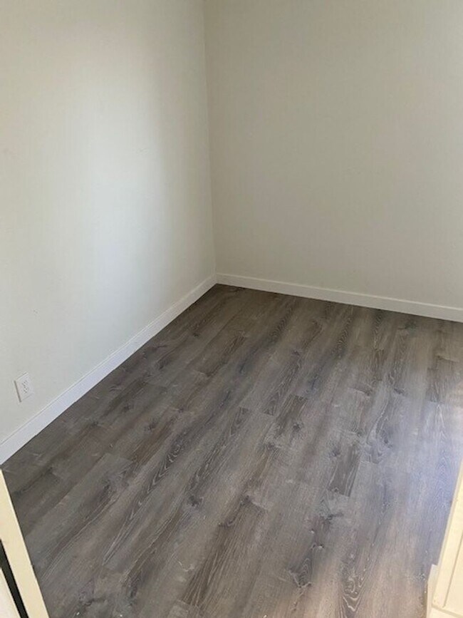 Building Photo - Charming Central Tacoma Home- Pet Friendly!