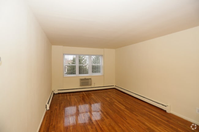 Living Room - Maple Crest Apartments at Williston Park