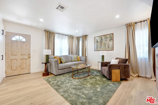 Foto del edificio - 5252 Canoga Ave