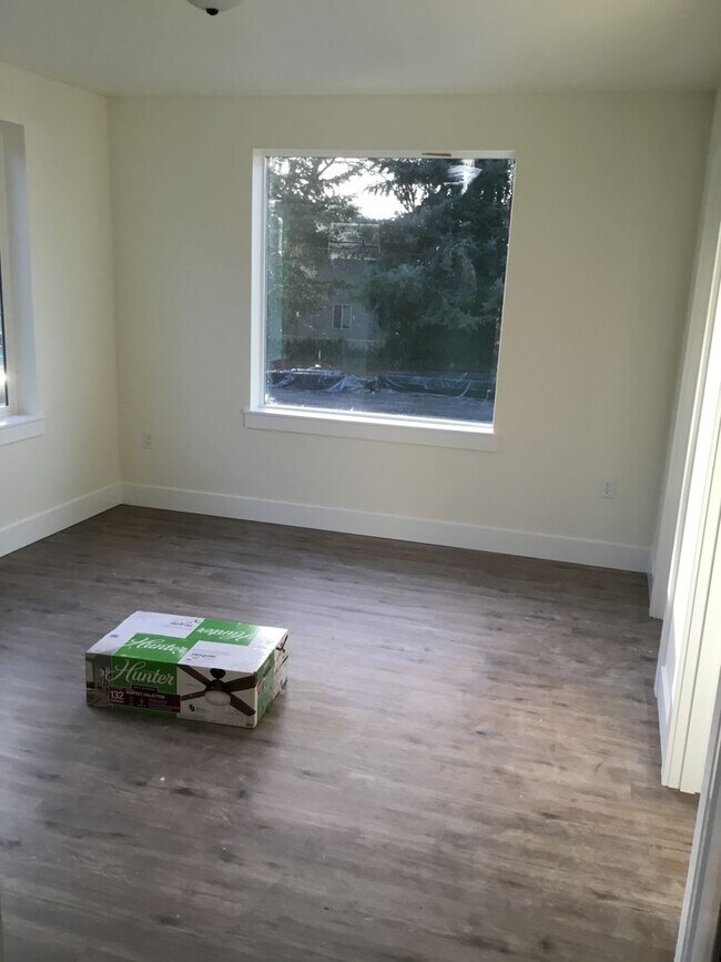Building Photo - Beautiful townhome