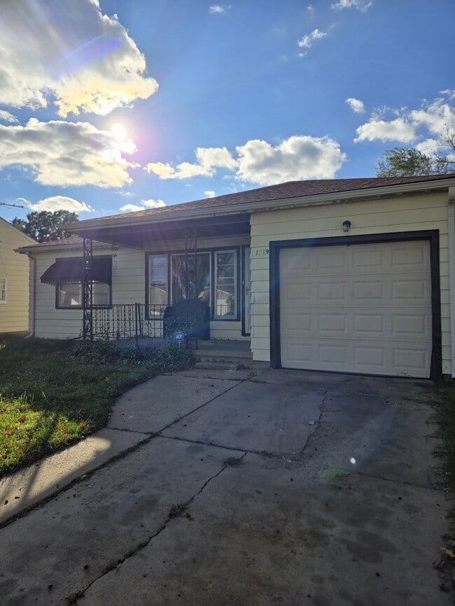 Foto del edificio - 1219 N Harding Ave