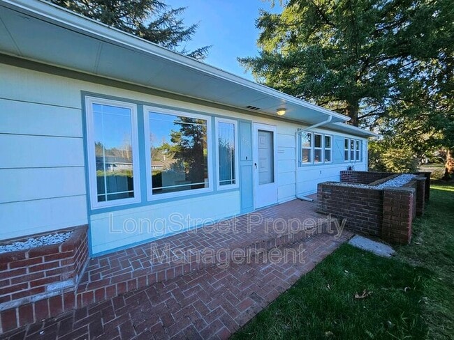 Building Photo - 11870 SW Park Way